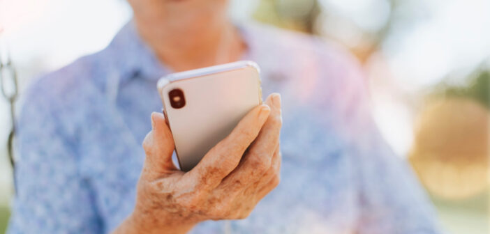 Faciliter la vie quotidienne des seniors avec un smartphone adapté